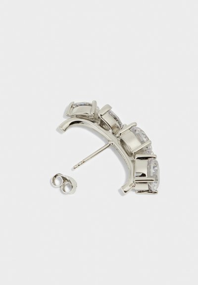 Ασημένιο σκουλαρίκι που διαθέτει πέντε ορθογώνιες διαυγείς πέτρες τοποθετημένες σε καμπυλωτό σχέδιο, με στήριγμα και μικρό πίσω μέρος για ασφαλή φθορά.