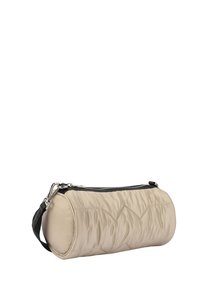 Borsa cilindrica trapuntata beige con zip nera e tracolla. Presenta una texture liscia e un sottile motivo a zigzag sul davanti.