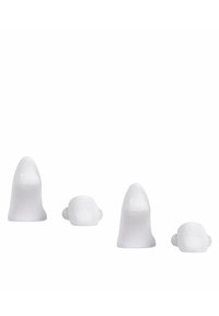 Vier witte silicone oortips van verschillende vormen en maten, ontworpen voor comfort en pasvorm, met een gladde textuur en afgeronde contouren.