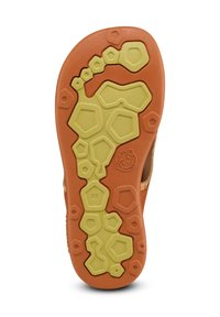 La suela del zapato presenta una base de goma de color marrón-naranja con patrones hexagonales texturizados en verde claro; talla 28 marcada en el lateral.