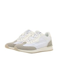 Sneakers con un mix di rete bianca e suede grigio. Punta arrotondata, lacci piatti e accenti testurizzati. Suola in gomma con bordi seghettati.