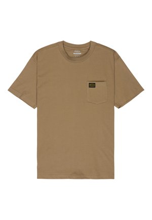 Braunes T-Shirt mit kurzen Ärmeln und Rundhalsausschnitt, mit einer linken Brusttasche, die ein kleines schwarz-gelbes RVCA-Logo-Patch aufweist.