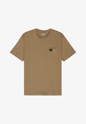 T-shirt marron à manches courtes avec col rond et une poche sur la poitrine gauche ornée d'un petit patch logo RVCA noir et jaune.