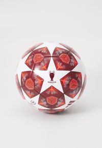 Baltas futbolas su raudonomis detalėmis, turintis penkantonių panelių ir šachmatų raštą. Pavaizduota "Miuncheno 85 finalas" ir trofėjaus logotipas.