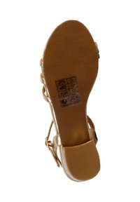 Gouden hoge haksandalen met banden en een gestructureerde rubberen zool. Voorzien van een gespsluiting om de enkel en een gladde, glanzende afwerking.