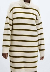 Cremfarbendes Strickkleid mit olivgrünen horizontalen Streifen, weit geschnittenem Hals, langen Ärmeln und einem weichen, strukturierten Strickstoff.