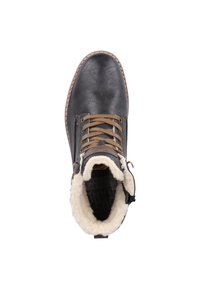 Stivaletto in pelle nera con lacci marroni, foderato in soffice bianco e con una superficie texture. Presenta una cerniera laterale e cuciture a contrasto color sabbia.