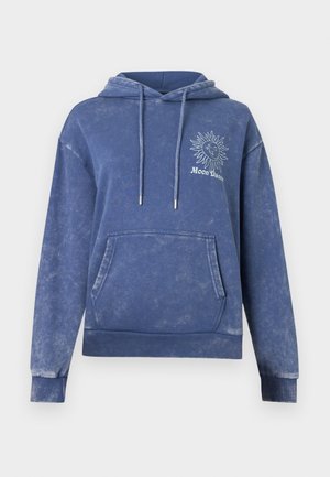 Sweat à capuche bleu délavé avec poche frontale, cordons de serrage et motif de soleil blanc avec texte "Moon Dance" sur le côté gauche de la poitrine.