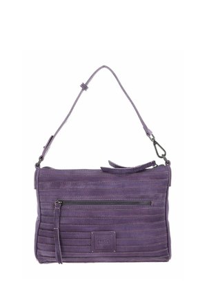 Sac à épaule en cuir violet avec coutures horizontales, poche avant zippée, sangle réglable et petite étiquette de marque embossée.
