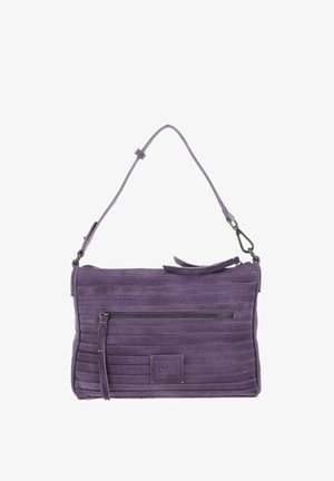 Sac à épaule en cuir violet avec coutures horizontales, poche avant zippée, sangle réglable et petite étiquette de marque embossée.