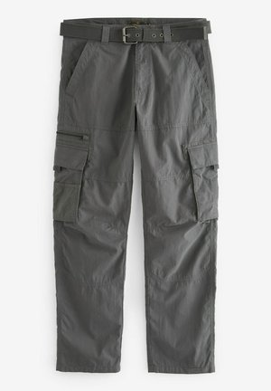 Pantaloni cargo din țesătură gri închis, cu o textură netedă. Prezintă multiple buzunare, o curea și o croială lejeră, potriviți pentru ținute casual.