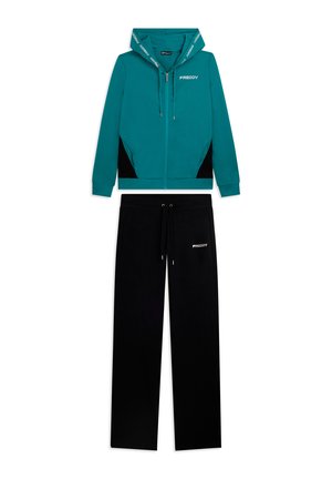 Felpa con cappuccio turchese con zip, pannelli laterali neri e logo Freddy, abbinata a pantaloni neri con coulisse con logo Freddy coordinato.