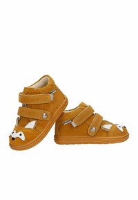 Scarpe da bambino in suede giallo con design di volpe, dotate di due cinturini in velcro e suole in gomma. Gli accenti includono orecchie bianche e dettagli del volto.