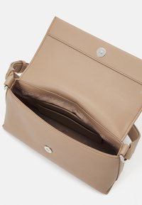 Calvin Klein DAILY SHOULDER BAG PEBBLE - Geantă de mână - chanterelle