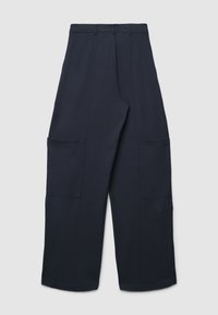 Marineblaue Cargo-Hosen mit lockerer Passform; verfügen über zwei Fronttaschen und zwei Seitentaschen; hergestellt aus leichtem Stoff.