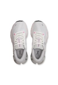 Chaussures de sport en mesh blanches avec des accents roses, bout rond, semelle rembourrée et talon renforcé. Elles présentent des lacets et un logo sur la languette.