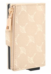 Beige leren portemonnee met een geperst bloemmotief, rits afsluiting en goudkleurige hardware, voorzien van een zijvak voor kaarten en een textuurafwerking.