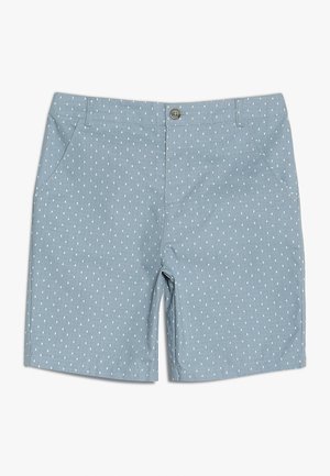 Hellblaue Shorts mit einem dezenten weißen geometrischen Muster, ausgestattet mit Vordertaschen und einem Knopfverschluss. Glatte Textur und maßgeschneiderte Passform.