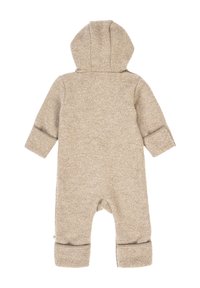 Beige fleece-babyheldragt med lange ærmer, hætte og manchetter ved benene. Blød tekstur, enkelt design og uden synlige lukninger eller mønstre.