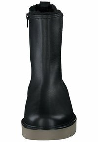 Bota de cuero negro con textura suave, diseñada con una parte superior elevada y cierre de cremallera. Presenta una suela de color claro y una construcción duradera.