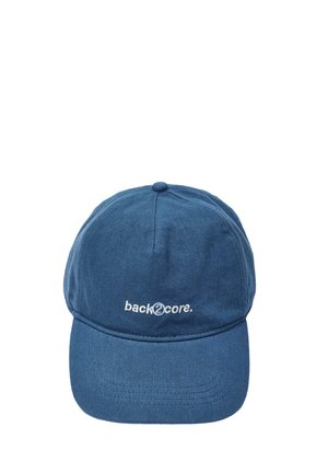 Cappellino da baseball blu in cotone con visiera curva e testo ricamato bianco "back2core" al centro davanti.