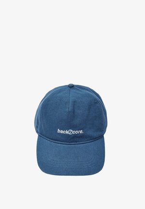 Cappellino da baseball blu in cotone con visiera curva e testo ricamato bianco "back2core" al centro davanti.