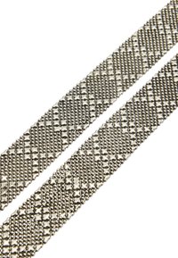 Materiał z siatki metalowej o srebrnym wykończeniu, składający się z połączonych koralików i wzorów w kształcie gwiazdy, prezentujący teksturowany design.