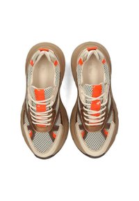 Design di scarpe con una tomaia in rete beige e marrone, accenti arancioni e lacci bianchi. Suola spessa e texturizzata con una forma arrotondata.