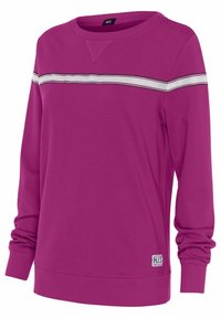 Sudadera morada de manga larga con cuello redondo, que presenta una franja horizontal blanca y negra en el pecho y puños acanalados.