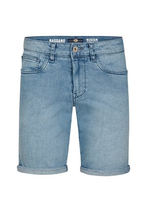 Shorts en jean bleu clair avec un fini délavé. Caractéristiques : ourlets retroussés, cinq poches et fermeture à boutons à la taille.