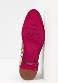 Semelle de chaussure à talons hauts avec un motif léopard, semelle en cuir rose, logo gaufré, semelle extérieure brune, taille 37, et clous décoratifs en or.
