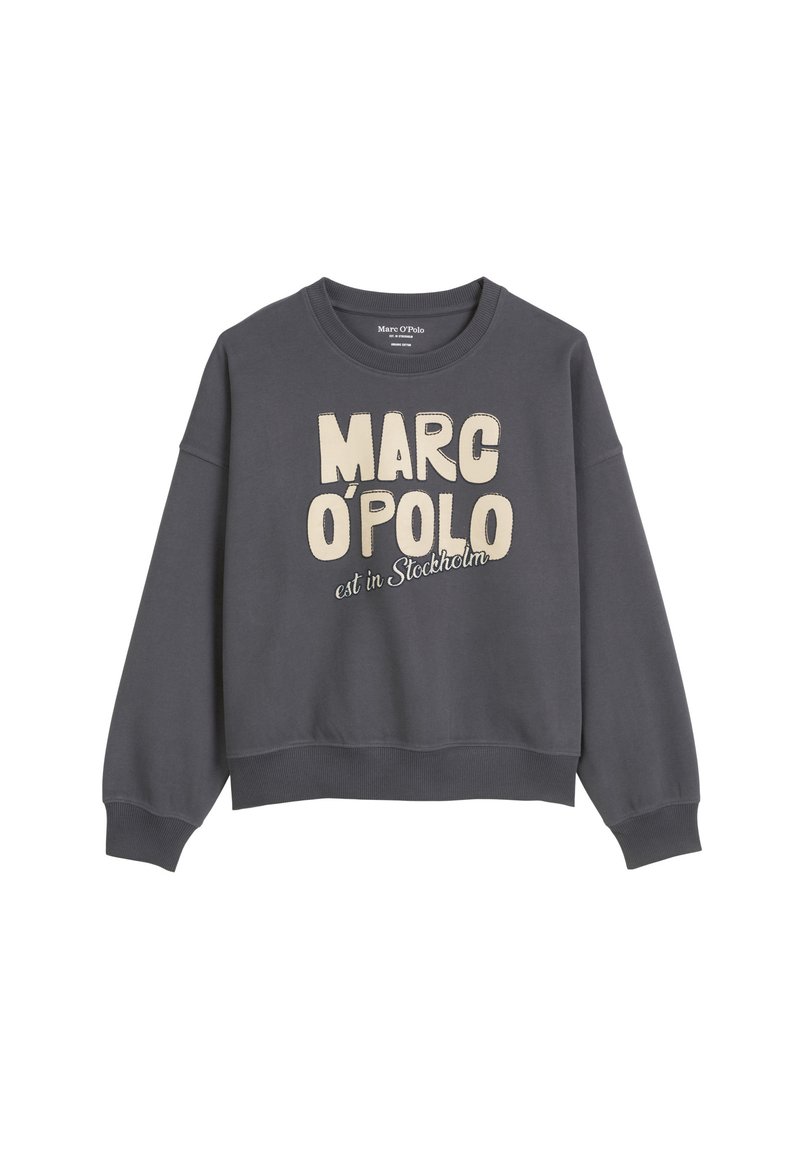 Grauer Sweatshirt mit Rundhalsausschnitt, langen Ärmeln und verkürztem Design. Auf der Vorderseite befindet sich beiger Text mit der Aufschrift "MARC O'POLO est in Stockholm."