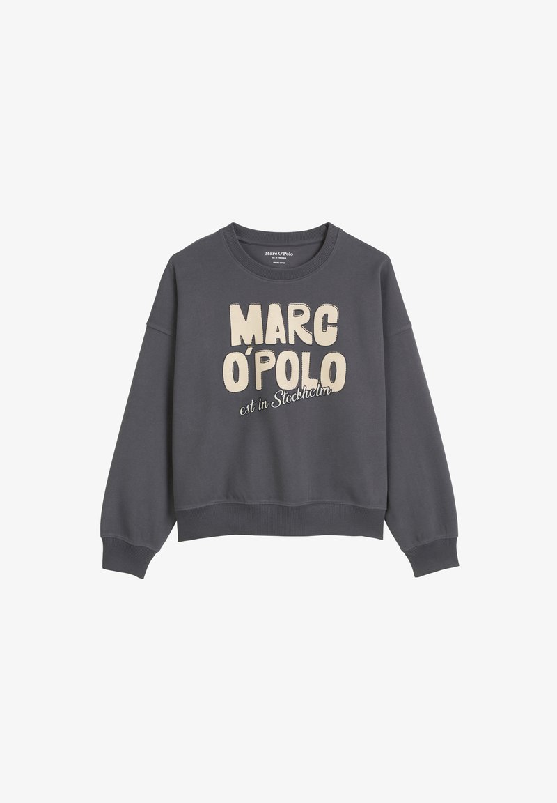Grauer Sweatshirt mit Rundhalsausschnitt, langen Ärmeln und verkürztem Design. Auf der Vorderseite befindet sich beiger Text mit der Aufschrift "MARC O'POLO est in Stockholm."