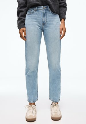 Bershka, MOM JEANS - Jeans a sigaretta - light blue