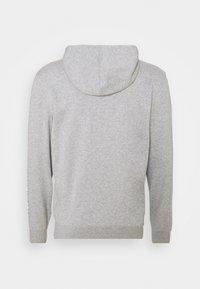 Grijze hoodie met een textuurafwerking, voorzien van een kangoeroezak en een capuchon. De linker mouw toont witte letters. Klassieke pasvorm.