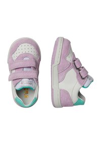 Scarpe per bambini viola e bianche realizzate in materiali scamosciati e in rete, caratterizzate da doppie cinghie in Velcro, perforazioni sulla punta e dettagli in verde menta.