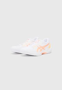 WeißeSport Schuhe aus Mesh- und Synthetikmaterialien mit orangefarbenen Akzenten und einer strukturierten Sohle für besseren Halt. Die Schnürsenkel sind oben sichtbar.