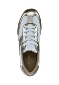 Weißer Sneaker mit metallischen silbernen Akzenten, runder Zehenpartie und Schnürdesign. Weiches, strukturiertes Innenfutter und dezentes Logo an der Seite.