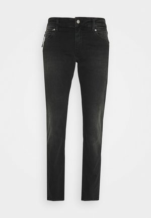Pantalones vaqueros de mezclilla negros con un corte ajustado, que cuentan con un bolsillo con cremallera, diseño de cinco bolsillos y un sutil desgastado a lo largo de las piernas.