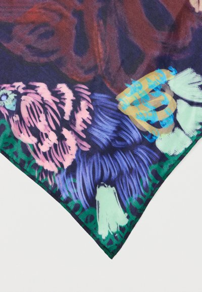 Γωνία υφάσματος με ανθισμένα σχέδια σε ροζ, μοβ, κίτρινο και λευκό σε σκούρο φόντο με πράσινες φυλλώδεις λεπτομέρειες.