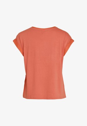 Koraltasta majica s kratkim rukavima i okruglim izrezom, izrađena od mekane tkanine. Ima prevrnute rukave i bočne proreze za lakše kretanje.