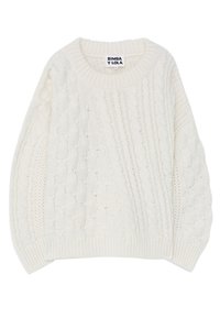 Vit stickad tröja med kabel- och texturmönster, rund halsringning och ribbade mudd och fåll. Etikett: Bimba y Lola.