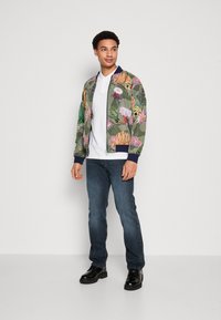 Scotch & Soda PRINTED REVERSIBLE JACKET - Chaquetas bomber - navy blue/multi-colour