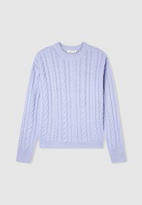 Jasnofioletowy sweter pleciony w warkocz z okrągłym dekoltem, ściągaczami przy mankietach i u dołu. Posiada teksturowane wzory na całej powierzchni materiału.