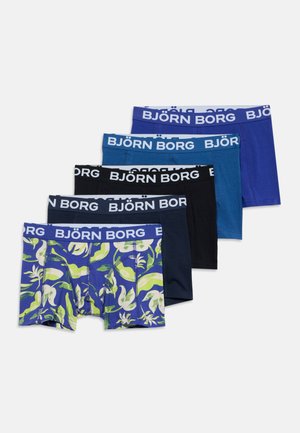 Vijf paar Björn Borg herenboxers in blauw, groen met bloemen, zwart, teal en koningsblauw, overlappend gerangschikt op een witte achtergrond.