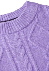 Pull lilas avec un col rond côtelé et des motifs en torsade texturés. Tissu doux tissé avec une finition lisse.