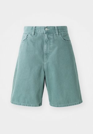 Grüne Baumwoll-Denim-Shorts mit hoher Taille, ausgestattet mit fünf Taschen und einem Knopfverschluss, gestaltet in einer lockeren Passform und mit glatter Textur.