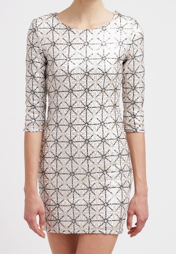 Robe blanche à manches trois-quarts avec un motif géométrique d’étoiles noires et beiges, silhouette ajustée et col rond.