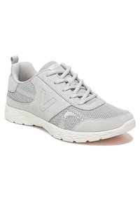 Lichtgrijze sneaker met een mix van suede en mesh materialen, vetersluiting, textuuraccenten en een witte rubberen zool.