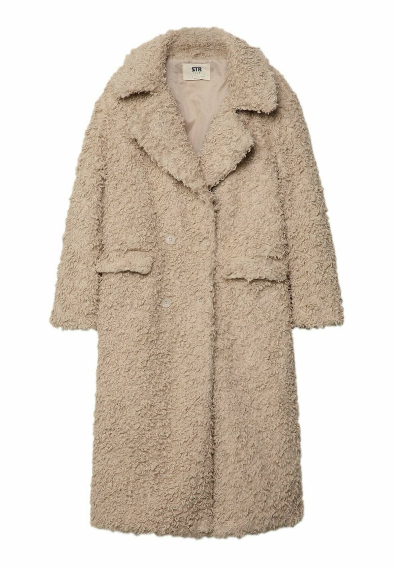 Długi beżowy płaszcz z teksturowanego, puszystego materiału; posiada duży kołnierz, dwie przednie kieszenie oraz trzy guziki z przodu.